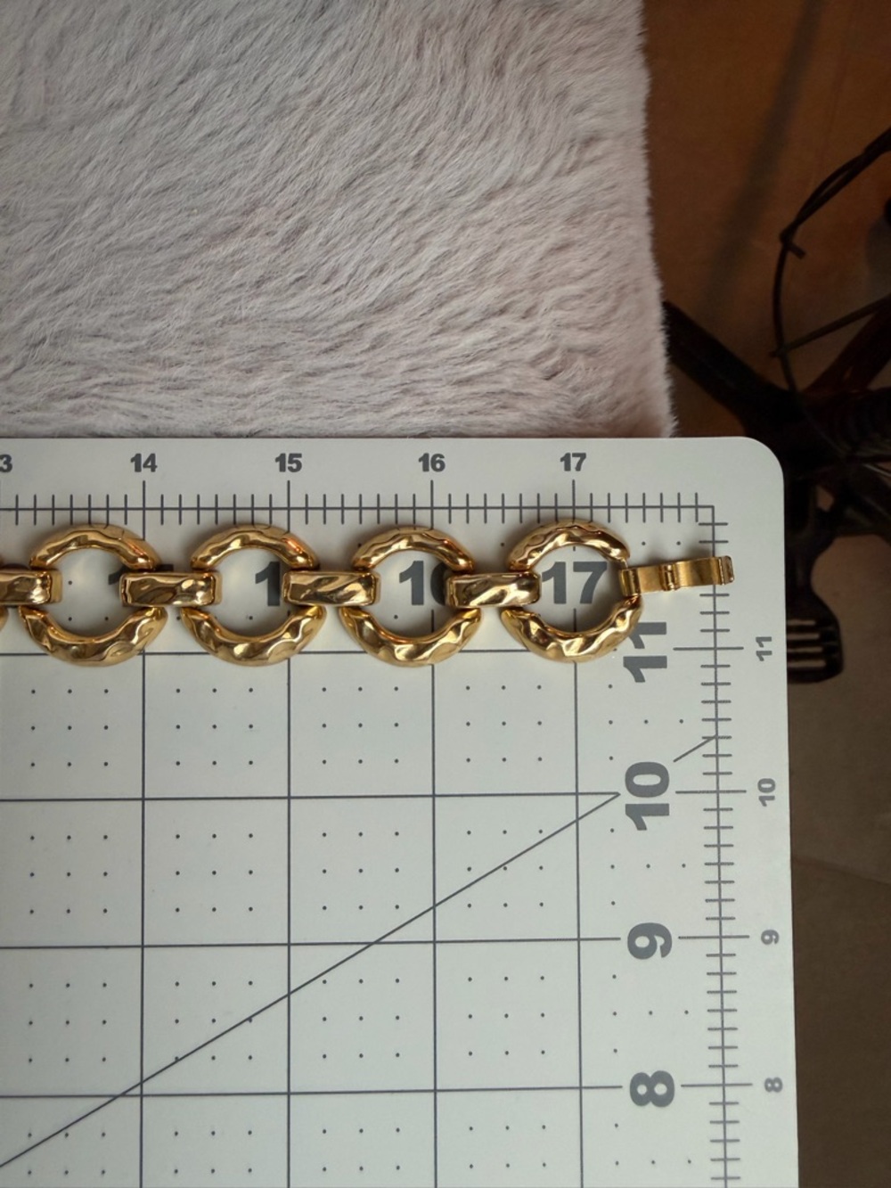 Vintage | Hammered Chunky Textured Gold Link Circle Statement 17.5” Necklace - Picture 5 of 13